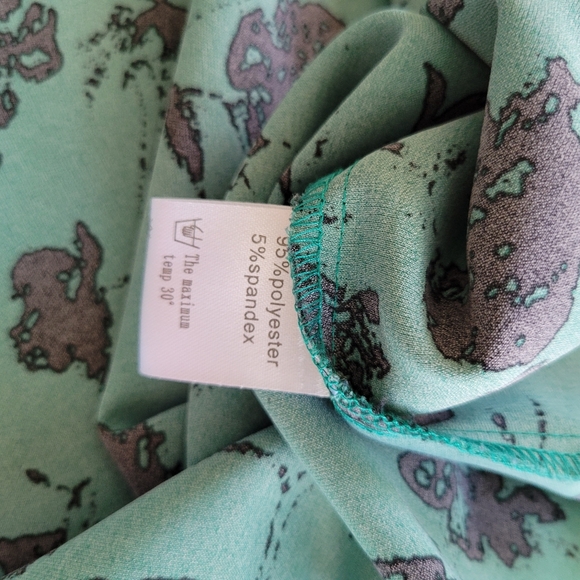 2 Pretty Career Blouses Size L in Green and Cream - Picture 9 of 10